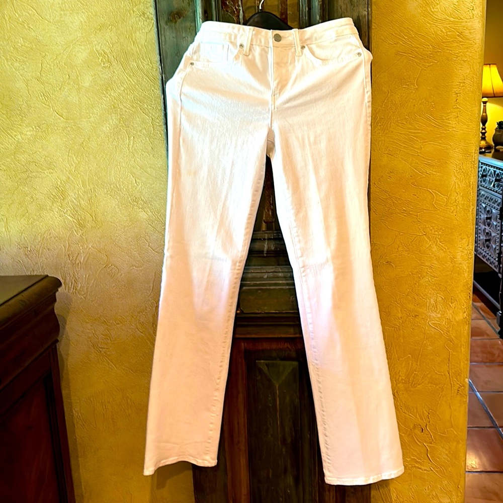 Size 4 NYDJ, white stretch jeans.